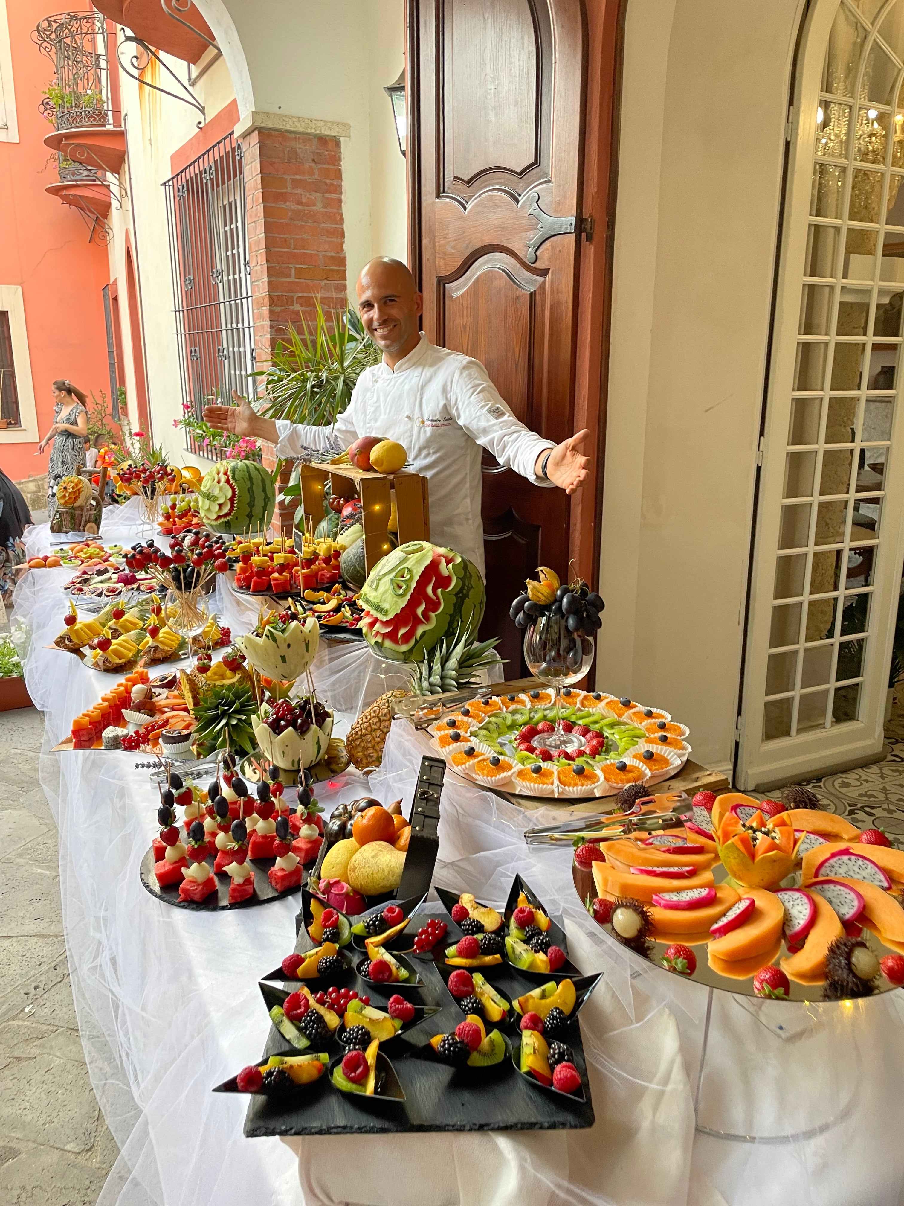 Alessandro Scintu di Ortalissa presenta il buffet di frutta scenografico in un cortile tradizionale sardo