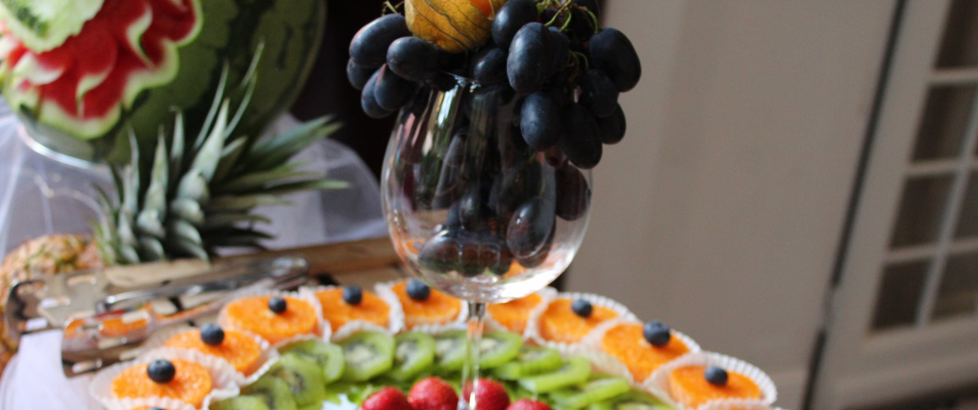 Dettaglio artigianale di un vassoio composito del buffet di frutta scenografico Ortalissa