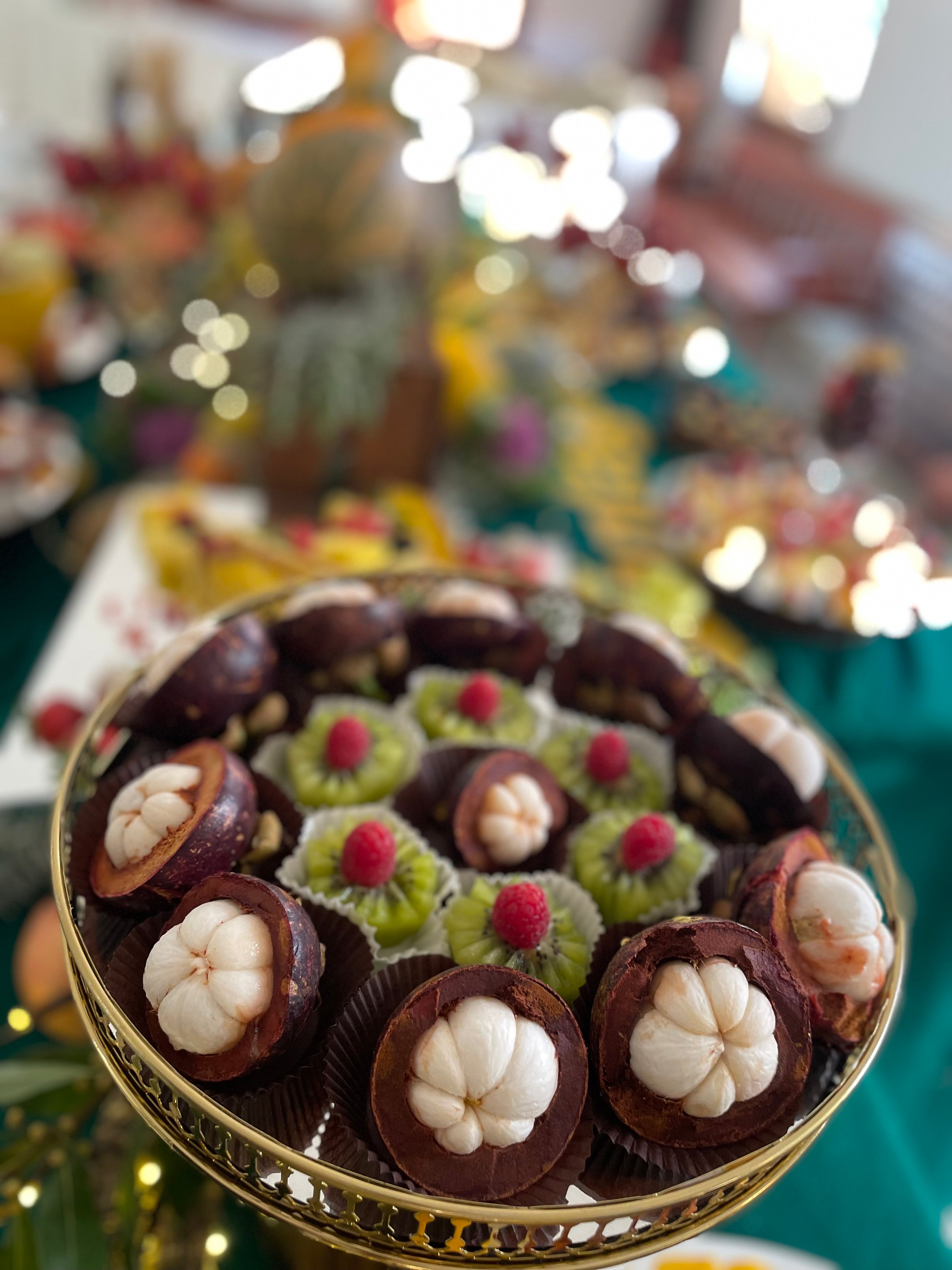 Dettaglio vassoio di frutta del buffet matrimoniale Ortalissa con mangostani e kiwi composti a mano