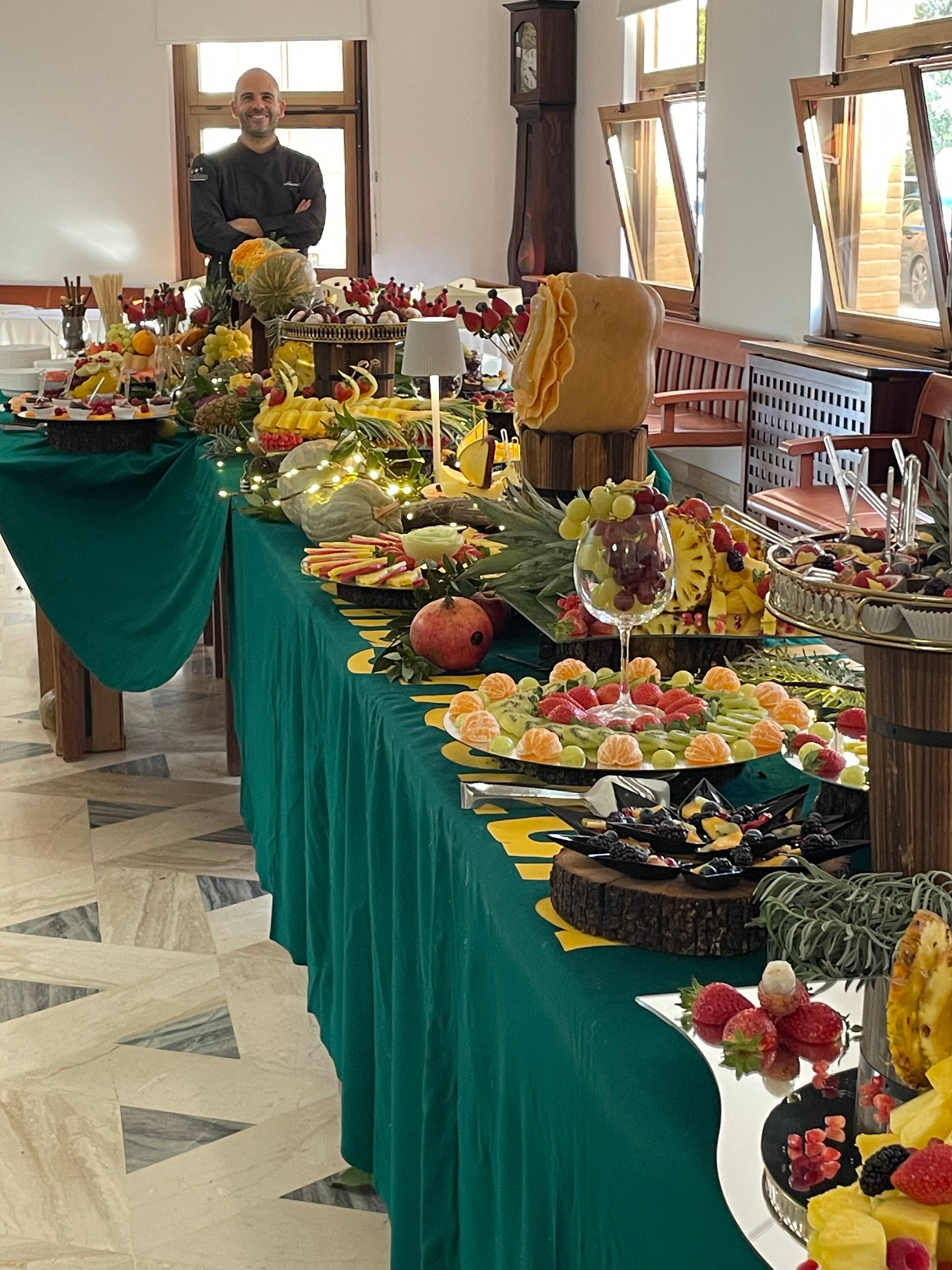 Tavolata buffet di frutta matrimoniale Ortalissa con sculture su zucca e composizioni di frutta fresca