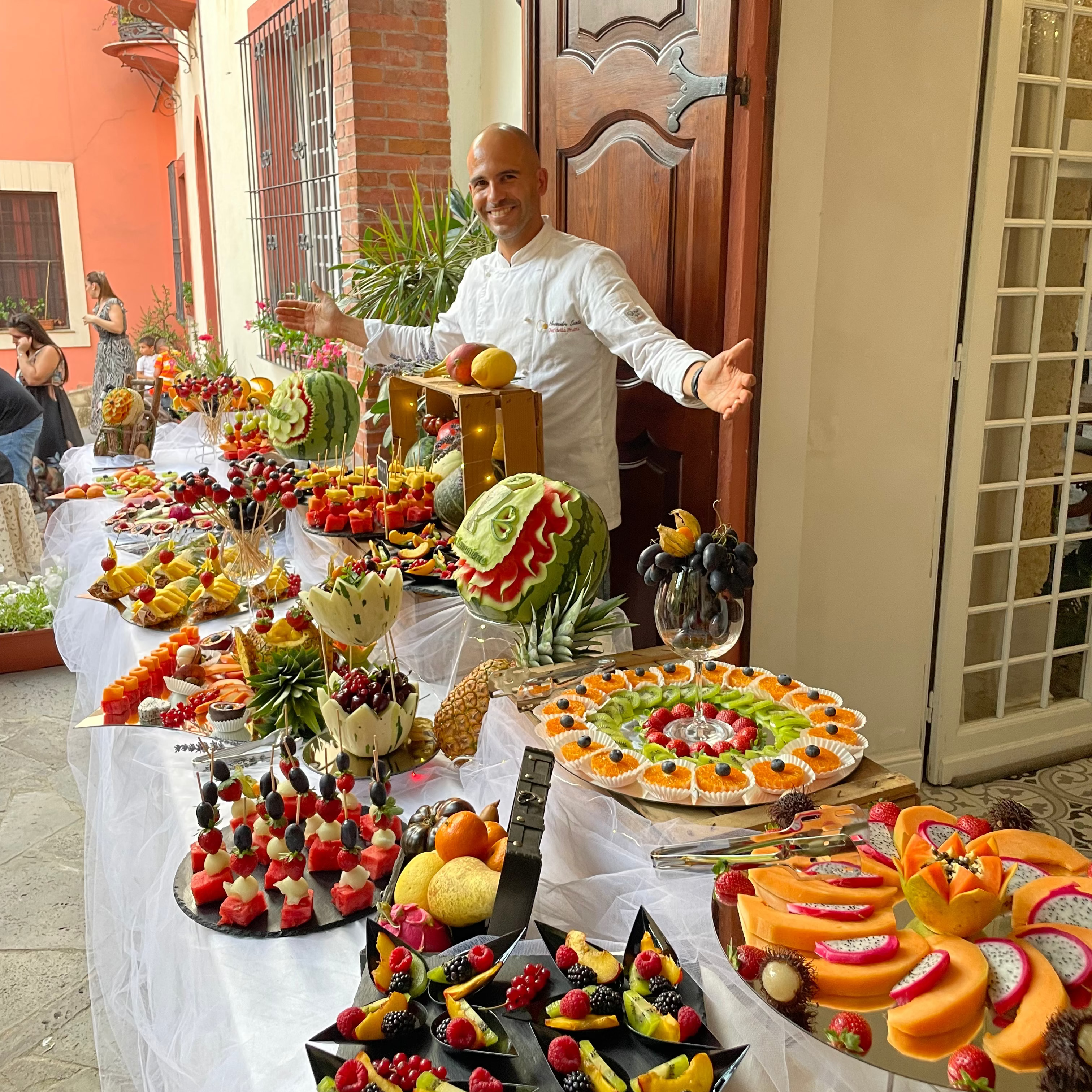 alessandro chef della frutta davanti al suo buffet
