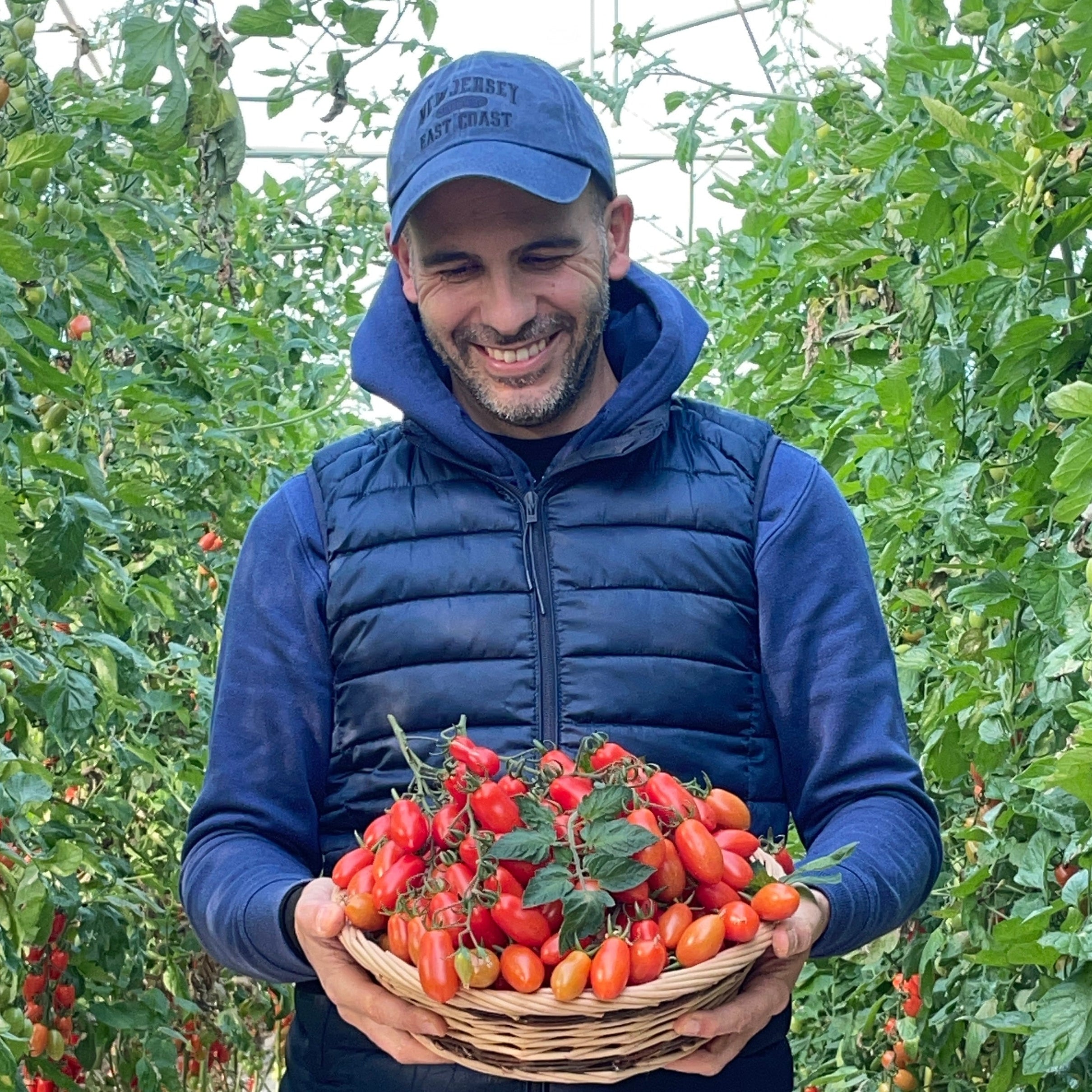 alessandro con in mano i pomodori datterini